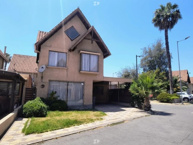 En venta espaciosa propiedad aislada de tres pisos