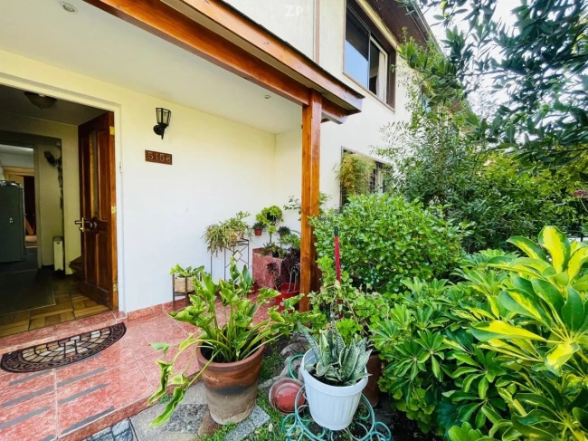 En venta Amplia y segura casa de 2 pisos con piscina