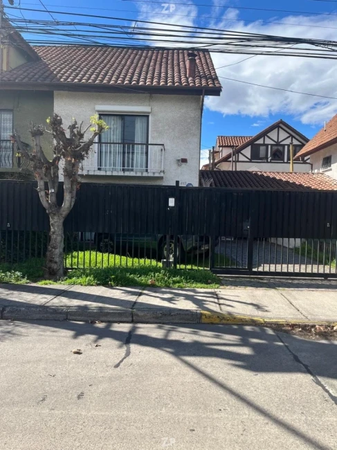 En venta Acogedora y amplia casa de dos pisos más mansarda