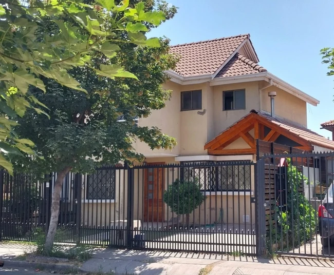 En venta excelente e iluminada casa remodelada de 2 pisos