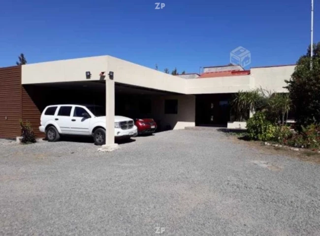 Se vende amplia y cómoda casa emplazada al interior del loteo San Luis