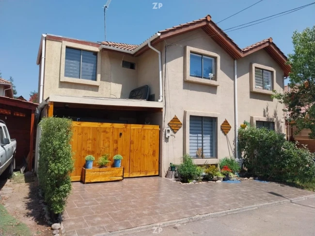 En venta Casa de 2 pisos en condominio de San Bernardo