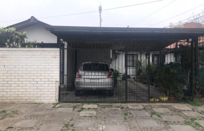 Se Vende amplia casa en Condominio en la Comuna San Bernardo, en Santiago.