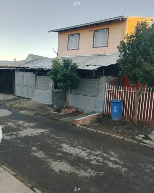 Se vende casa de dos pisos en excelente estado en sector residencial