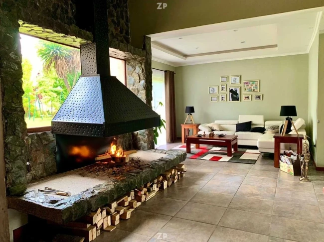Se vende amplia y cómoda casa emplazada al interior del loteo San Luis