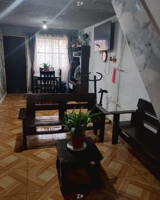 Se vende casa de dos pisos en excelente estado en sector residencial