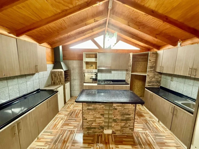 SE VENDE CASA DE ESQUINA CON 2 LOCALES REGULARIZADA ROL COMERCIAL