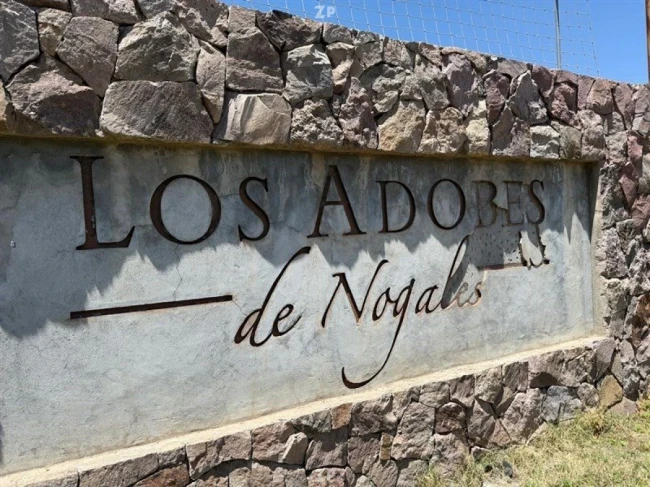 En venta casa se sitúa en Adobes de Nogales