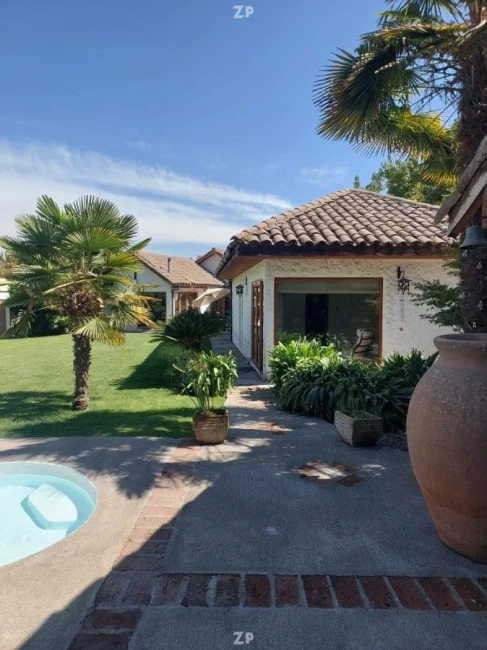 En venta Amplia casa en terreno de 880 m con 260 m construidos