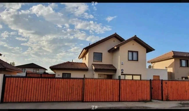 Se Vende Casa aislada dos pisos en Loteo El Polo