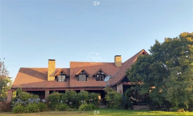 En venta Elegante y sólida casa con excelentes terminaciones