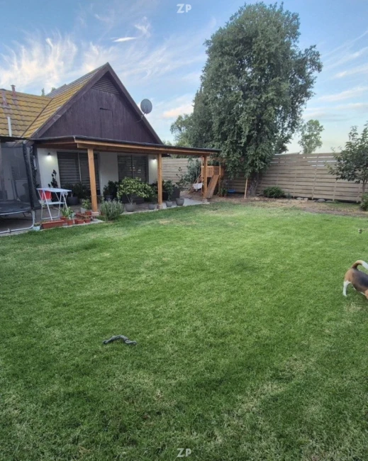 En venta casa queda con cortinas roller y portón eléctrico