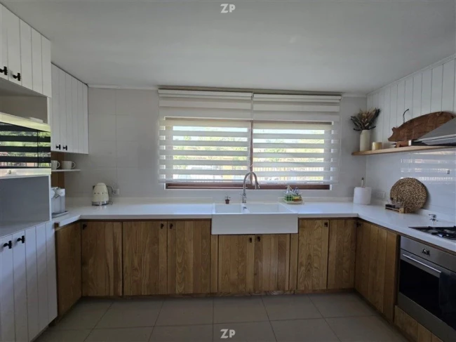 SE VENDE HERMOSA Y MUY ILUMINADA CASA EN BARRIO COLONIAL DE MACHALÍ