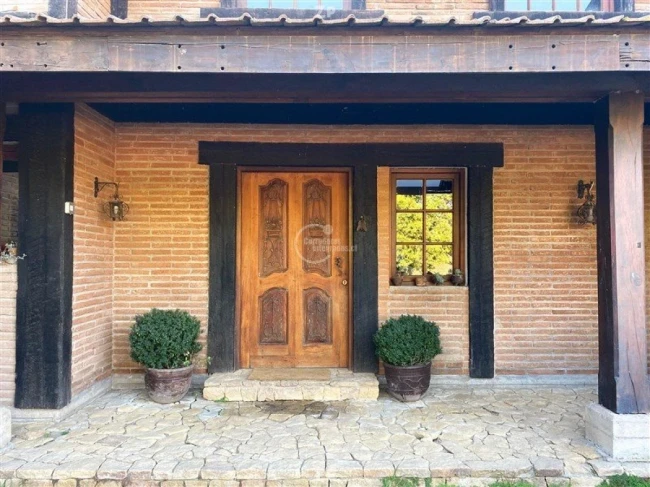 En venta Elegante y sólida casa con excelentes terminaciones