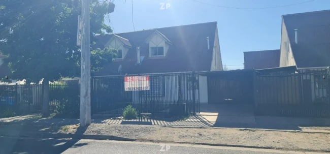 Se vende casa de dos pisos, totalmente remodelada