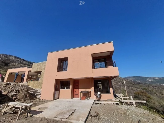En venta preciosa casa emplazada en lo alto de una colina