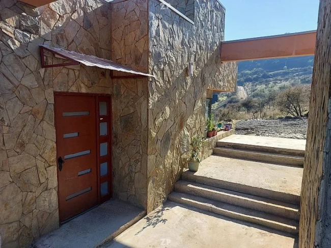 En venta preciosa casa emplazada en lo alto de una colina