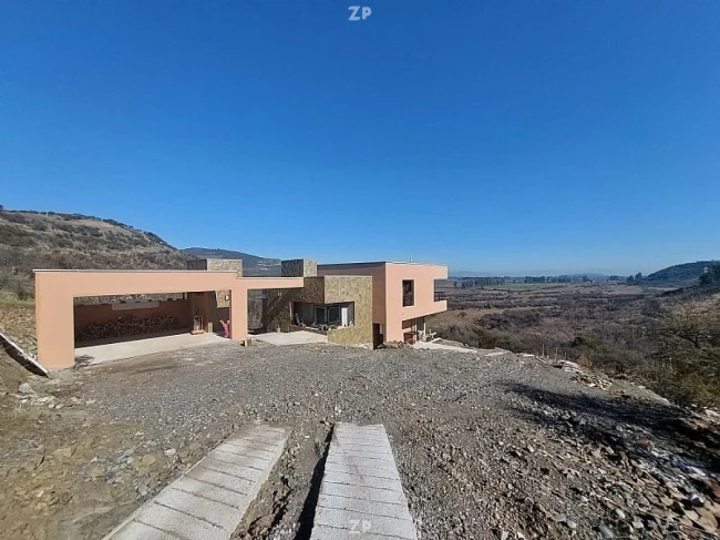 En venta preciosa casa emplazada en lo alto de una colina