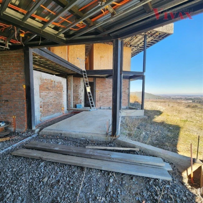 En venta Casa moderna de dos pisos, con un diseño único de 377 m