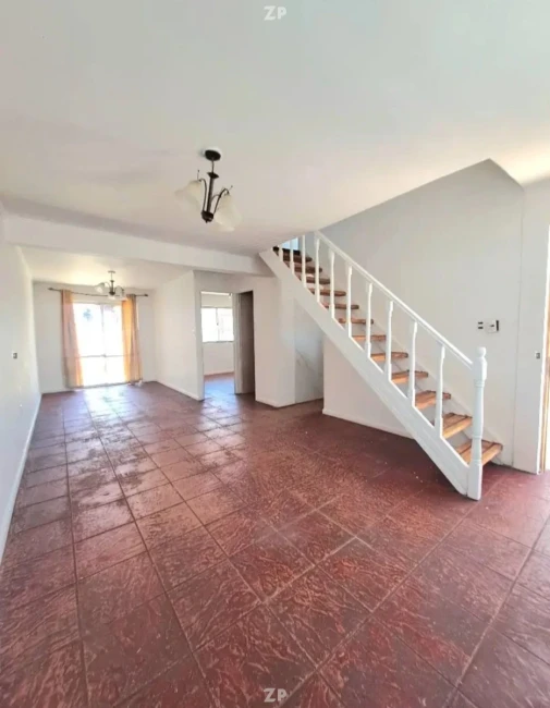 Se vende casa de dos pisos, totalmente remodelada