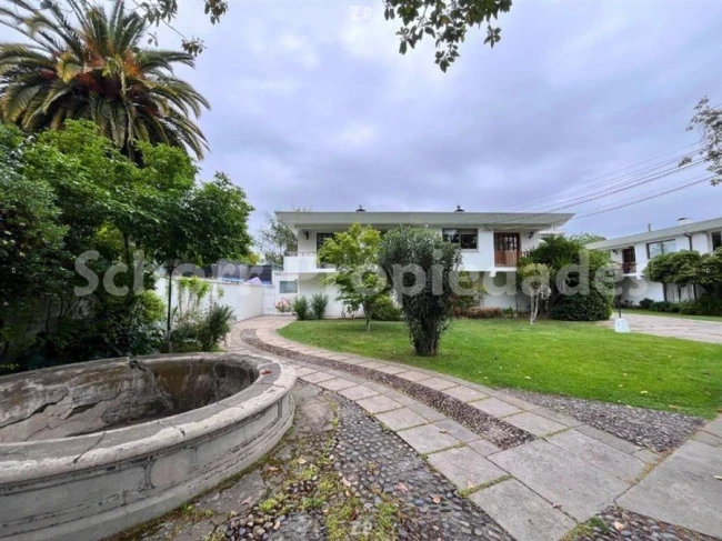 En venta amplia casa en condominio cerrado y central Solida