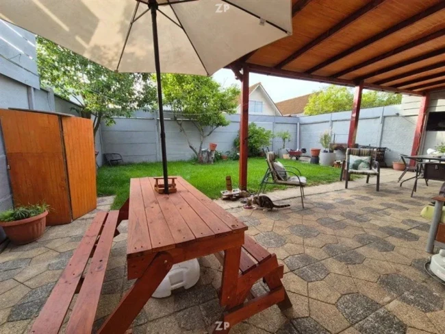 Se vende acogedora casa, ubicada a solo media cuadra del TUE