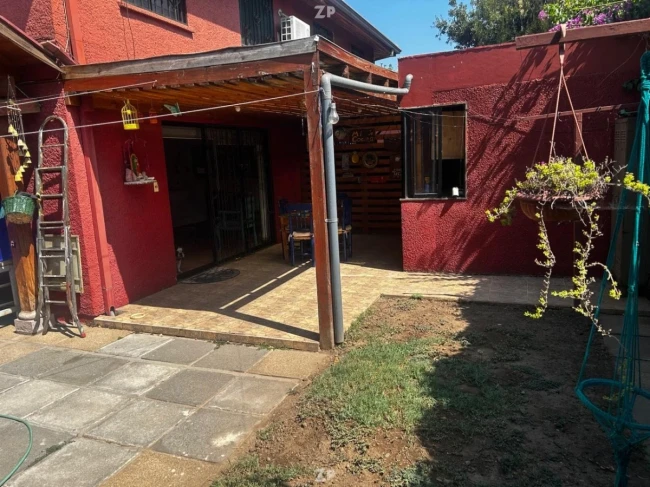 Casa sólida 4D/2B frente a plaza en Machalí – Quincho techado y cobertiz