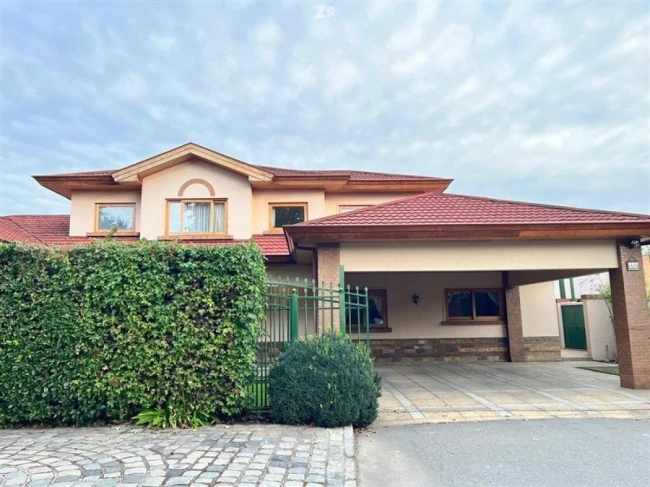 En venta espaciosa casa en Jardín Esmeralda