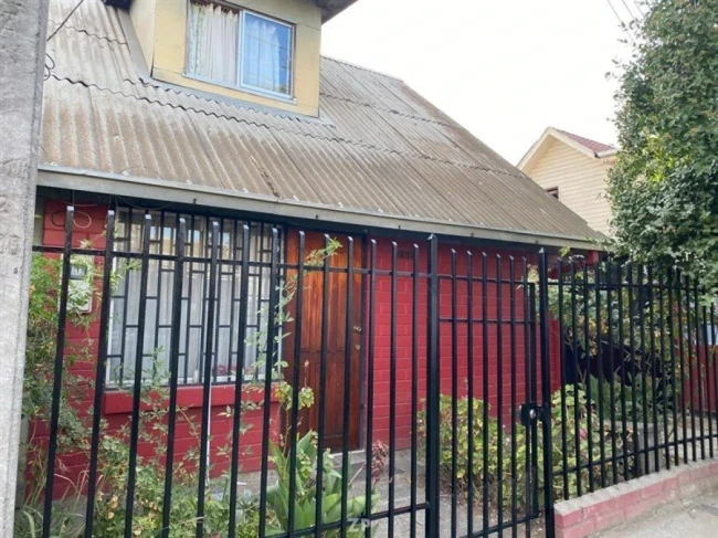En venta casa de dos pisos en Villa Don Sebastián