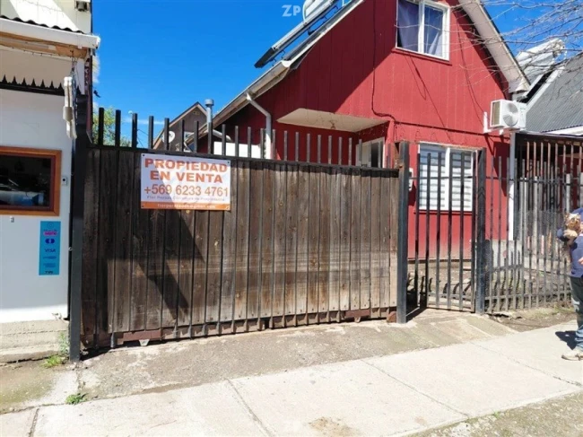 En venta casa de dos pisos en Villa La Campiña