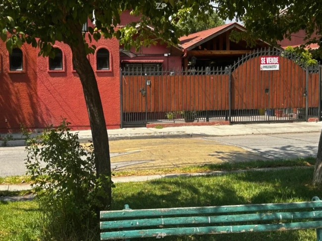 Casa sólida 4D/2B frente a plaza en Machalí – Quincho techado y cobertiz