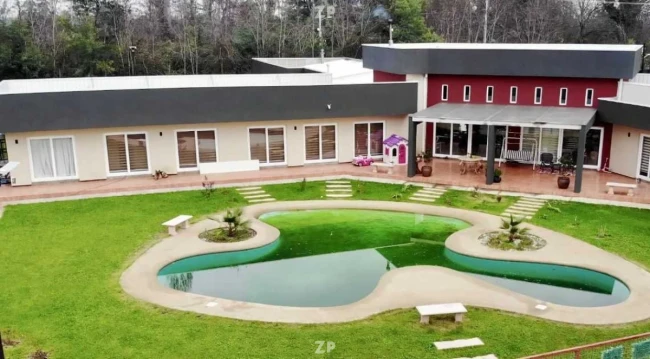 Se vende espectacular casa mediterranea a orilla camino asfaltado