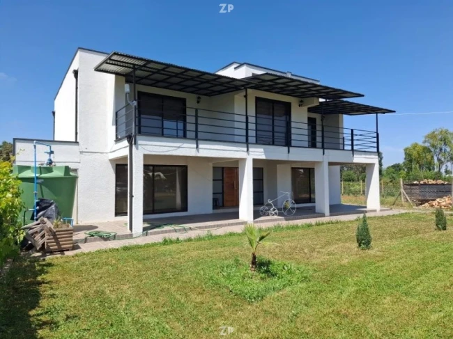 En venta  Casa estilo Mediterráneo, emplazada en Media Hectárea en Sector Llepo