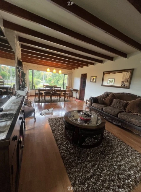 Amplia casa en venta en sector residencial, ideal para familias