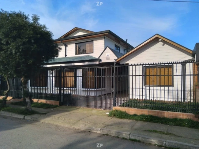 En venta casa de dos pisos, a sólo pasos de Avda Coronel de Artillería