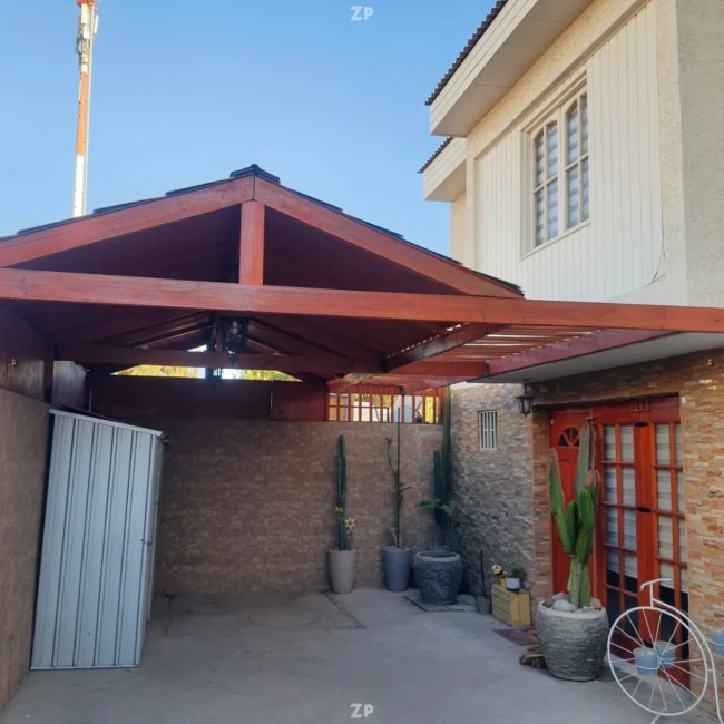 Casa en Venta - 4 dormitorios - 2 baños - Estacionamiento - Sector centro