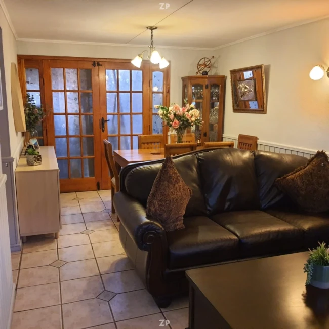 Casa en Venta - 4 dormitorios - 2 baños - Estacionamiento - Sector centro