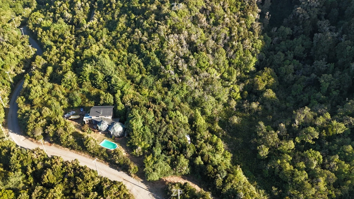 Hermosa parcela de 5.900 m² con casa y piscina en Playa Calfuco