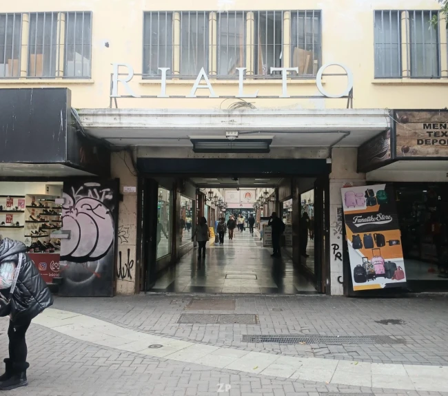 Arriendo centrico local en galeria Rialto, Concepción