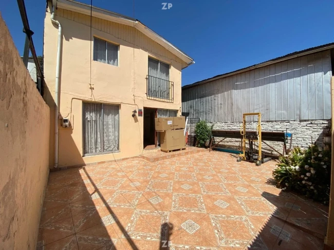 Se vende amplia casa aislada, 2 pisos!
