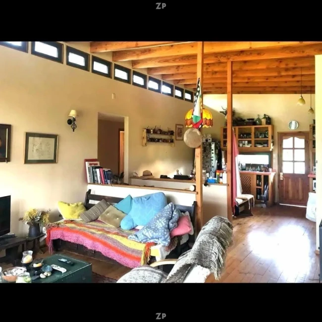 Parcela de 5000m2 con casa moderna-rústica y vista al campo