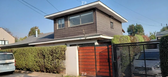 Casa dos pisos remodelada con portón eléctrico