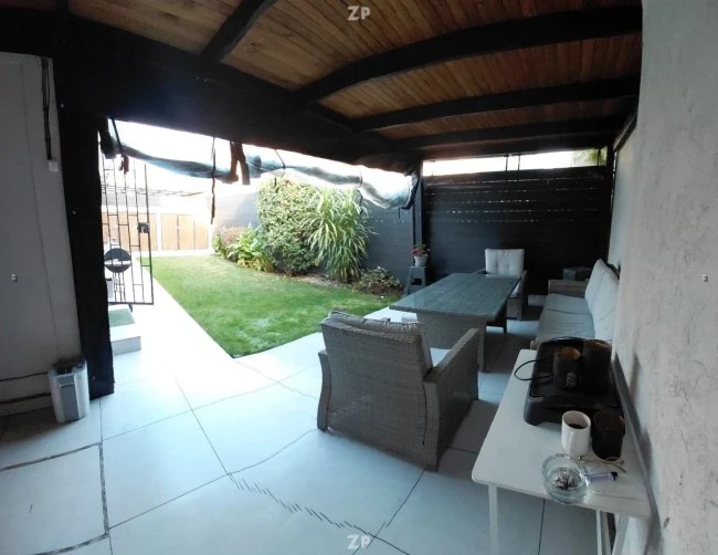 Casa dos pisos remodelada con portón eléctrico