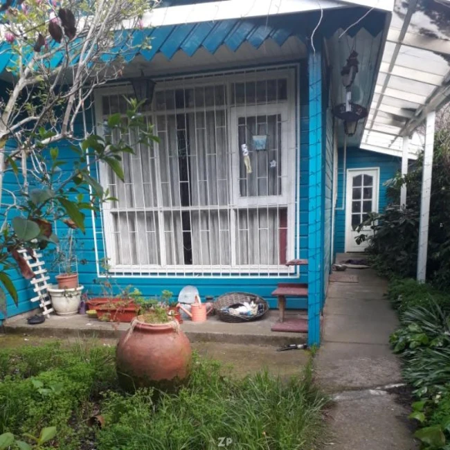 Venta de casa independiente dos pisos, patio y amplio estacionamiento