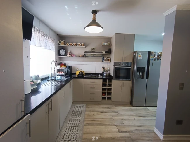 Venta Moderna Casa en Condominio Altos de Viña