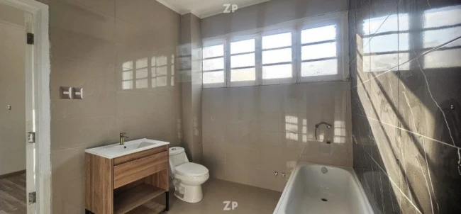 Se vende por traslado casa comercial en excelente estado, en Barrio República