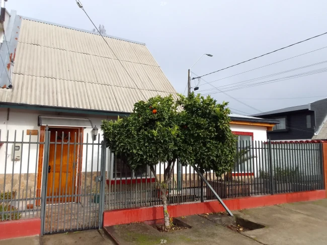 VENTA DE CASA INDIVIDUAL, DOS PISOS, ESQUINA, ESTACIONAMIENTO GARAGE; PORTÓN.
