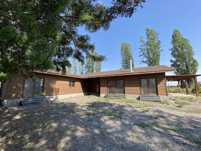 Parcela en venta con dos casas, cabaña, quincho y acceso privado