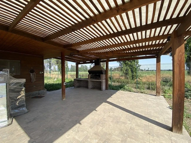 Parcela en venta con dos casas, cabaña, quincho y acceso privado