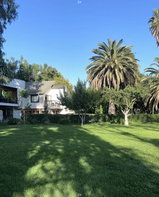 Parcela en venta de 5.000 m² con casa, piscina, quincho y 3 suites